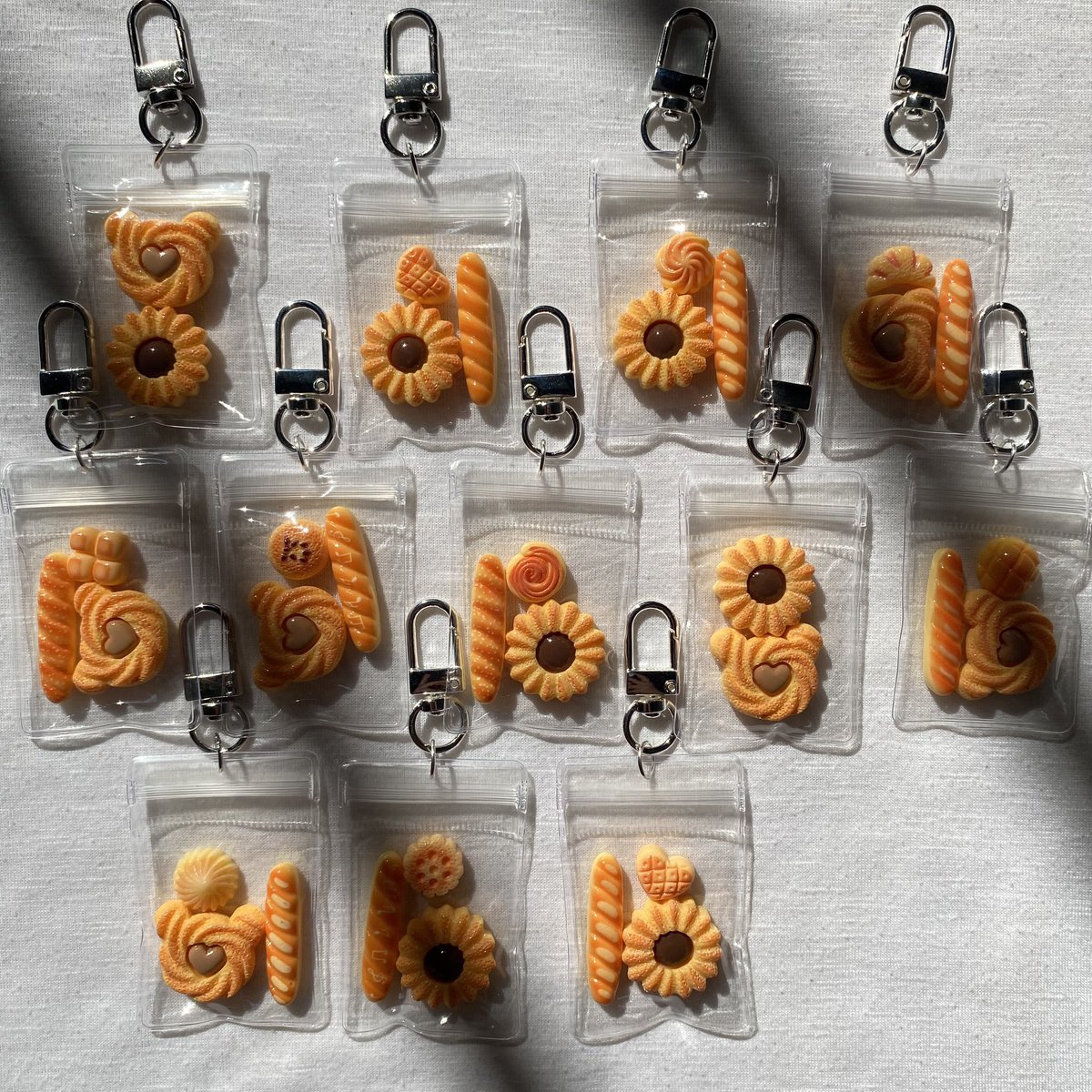 milesxz4's tweet photo. พวงกุญแจขนมปัง 🥖คุกกี้ 🍪
price : 35.-✨
Shipping : 40.-🚚💨
สนใจ เดมมาดูเพิ่มเติมได้ค่ะ 
#พวงกุญแจ #พ��งกุญแจลูกปัด #กำไล #กําไลข้อมือ #กำไลลูกปัด #สร้อย #สร้อยข้อมือ #สร้อยลูกปัด #ที่ห้อยโทรศัพท์ #สายคล้องโทรศัพท์ #ตลาดนัดลูกปัด #เครื่องประดับ #handmade #ตลาดนัดพวงกุญแจ https://t.co/C25tXSBtXV
