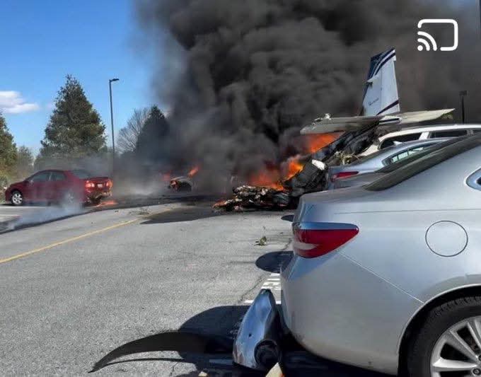 totalnewsinc's tweet photo. 🚨PLANE CRASHES INTO MANHEIM, PA NEIGHBORHOOD—MULTIPLE INJURIES REPORTED

Emergency services are on the scene in Manheim Township, PA, where a plane crashed into a residential area near Fairview Drive. The aircraft is burning, multiple vehicles are involved. https://t.co/QLhm5rPfGq