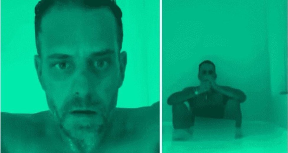 sitze im bus richtung arbeit