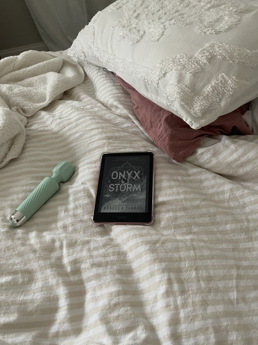 Watch ✩𝐁𝐚𝐢𝐥𝐞𝐲 𝐁𝐨𝐨𝐭𝐥𝐞𝐬✩'s leaked NSFW photo on TwXstars