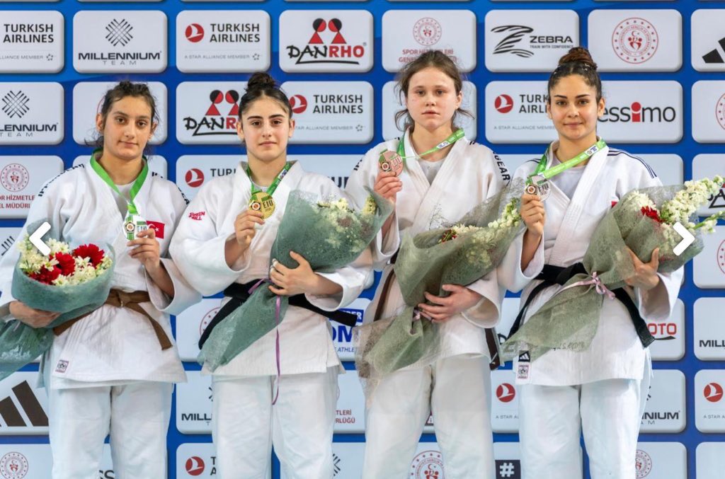 VANLI JUDOCUMUZ IŞIL SİNEM AYDIN 
AVRUPA ÜÇÜNCÜSÜ 🥉👏

8-9 Mart 2025 tarihleri arasında Antalya’da yapılan Ümitler Avrupa Kupası Şampiyonası 63kg ilimizi temsil eden judocumuz Işıl Sinem Aydın kazandığı bronz madalya ile Avrupa Üçüncüsü oldu.