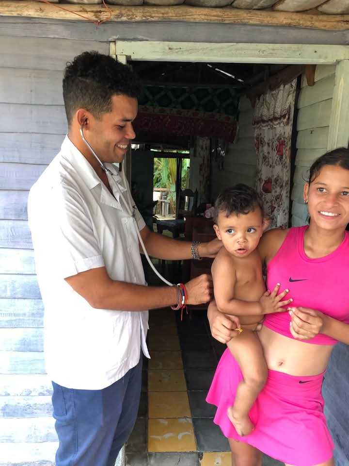 DayamisL14833's tweet photo. 🩺🏥Los delegados a la Asamblea Post X Congreso de Feu Ciencias Médicas en tarde de intervención comunitaria en el Plátano, #MunicipioPilón #ProvinciaGranma #Cuba https://t.co/odDe2NcTE7