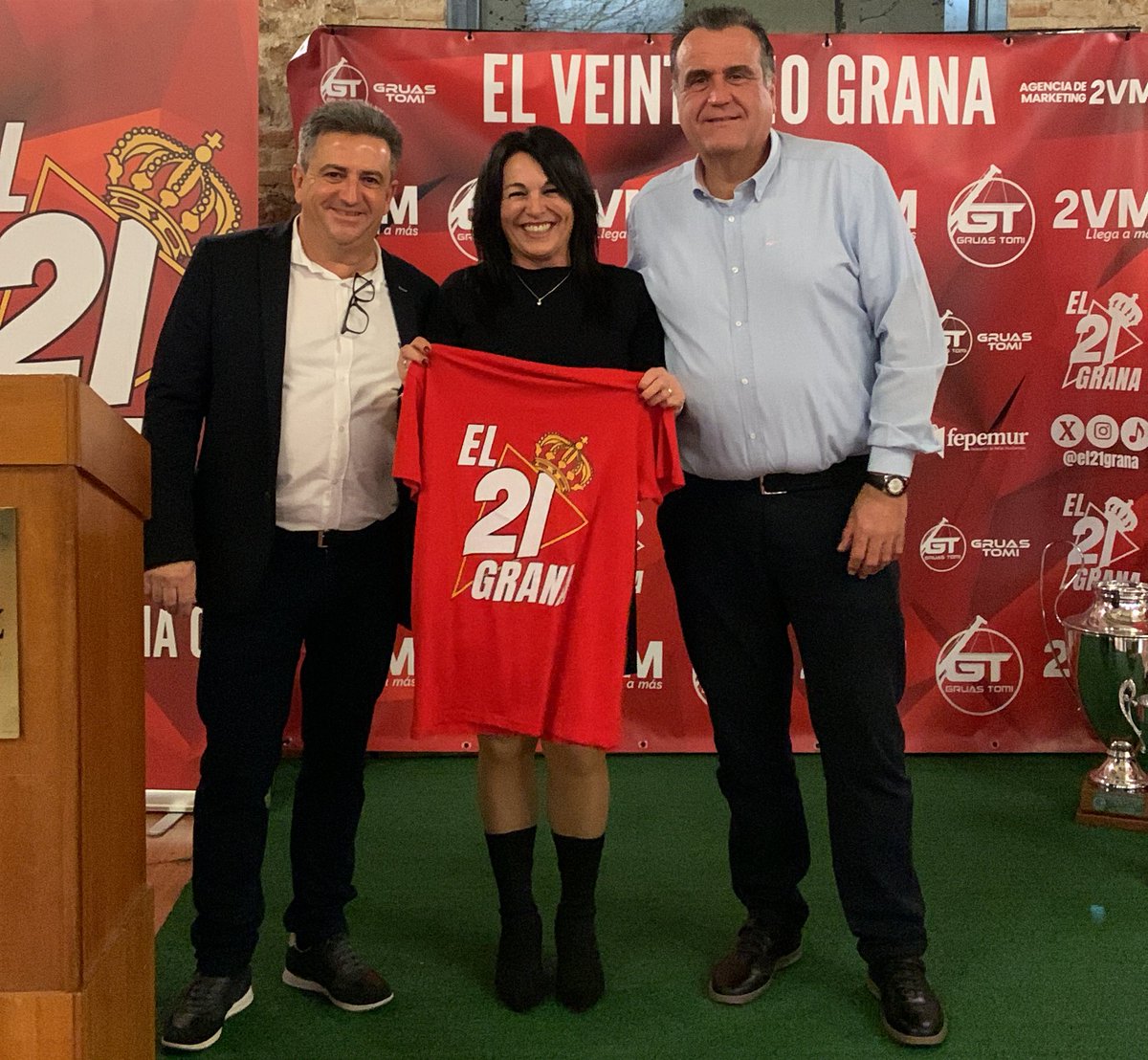 el21grana's tweet photo. Anoche pudimos disfrutar de una gran velada en familia con ocasión de nuestro #XXIAniversario

Gracias a nuestros patrocinadores @Gruastomi y @agencia2VM por su apoyo.

Gracias también a la @feperealmurcia y a los representantes de otras peñas que nos acompañaron (1/2). https://t.co/XEPT0O1DdR