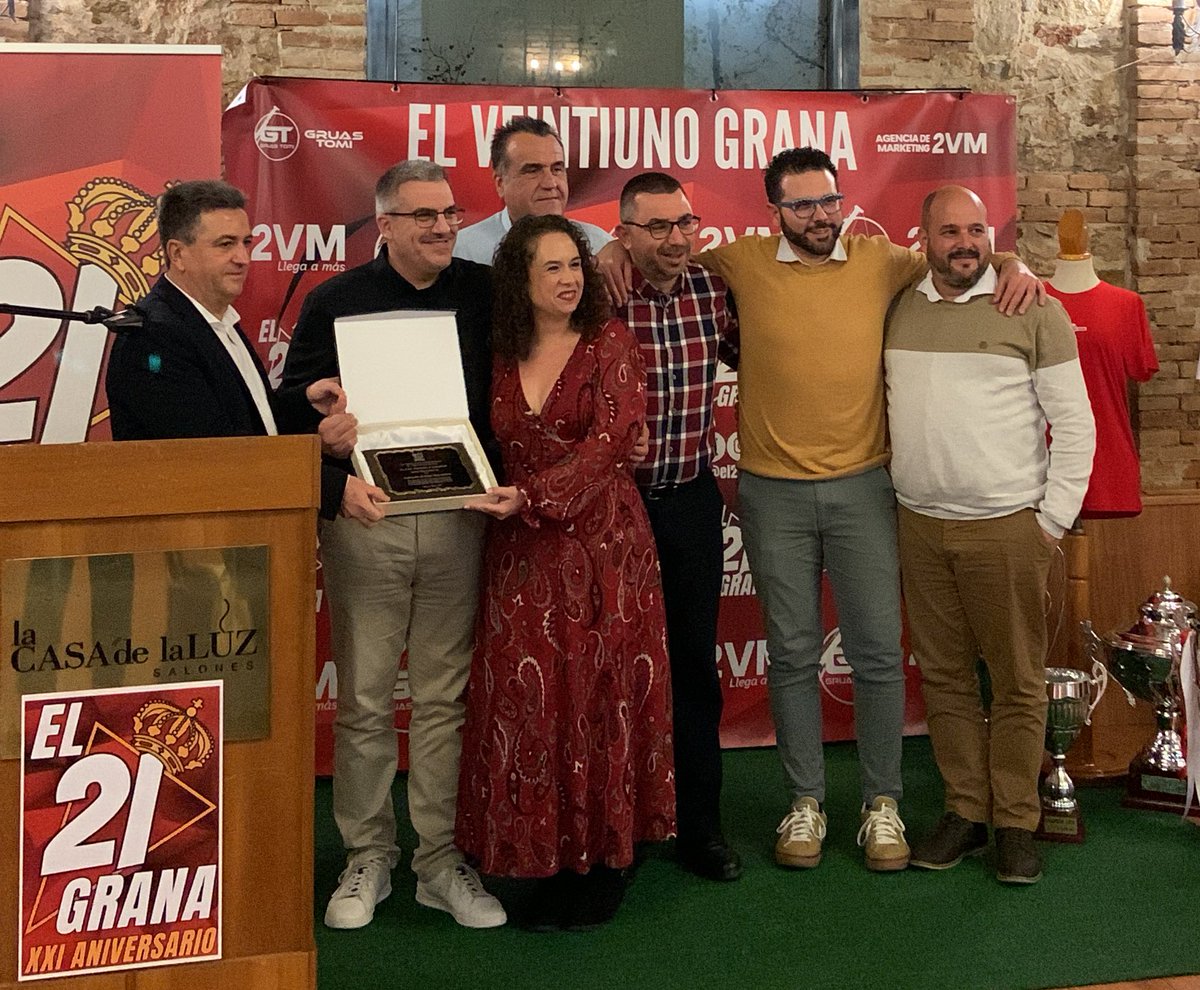 el21grana's tweet photo. Anoche pudimos disfrutar de una gran velada en familia con ocasión de nuestro #XXIAniversario

Gracias a nuestros patrocinadores @Gruastomi y @agencia2VM por su apoyo.

Gracias también a la @feperealmurcia y a los representantes de otras peñas que nos acompañaron (1/2). https://t.co/XEPT0O1DdR