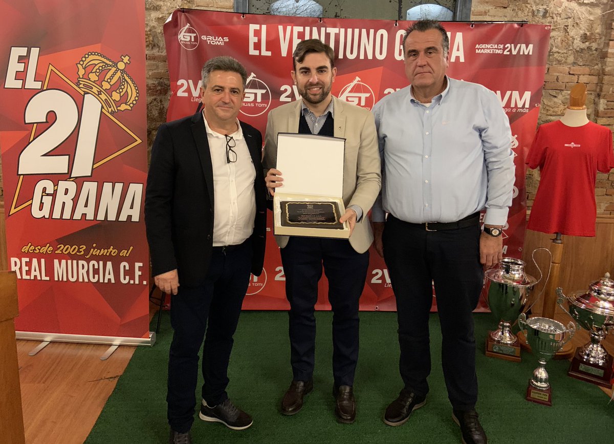 el21grana's tweet photo. Anoche pudimos disfrutar de una gran velada en familia con ocasión de nuestro #XXIAniversario

Gracias a nuestros patrocinadores @Gruastomi y @agencia2VM por su apoyo.

Gracias también a la @feperealmurcia y a los representantes de otras peñas que nos acompañaron (1/2). https://t.co/XEPT0O1DdR
