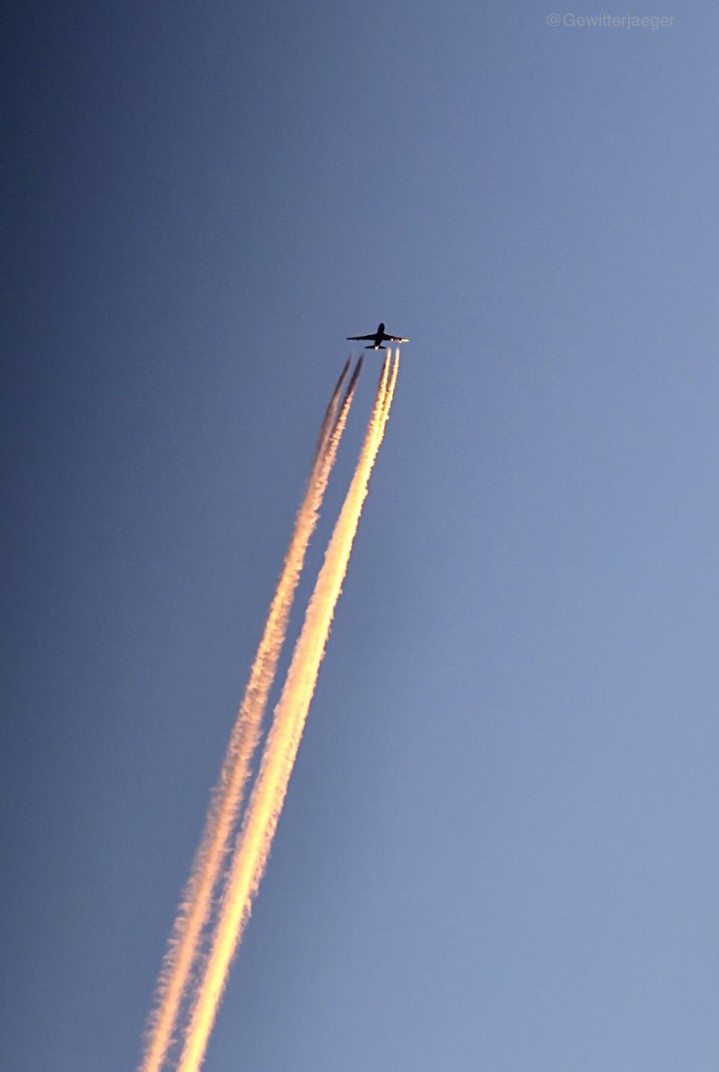 Gewitterjaeger's tweet image. Wenn man sich einen Vierstrahler ranholt und dabei beobachten kann, wie sich die Kondenstreifen um sich selbst herumwickeln, dann ist das schon faszinierend. Sie lassen die großen Wirbelschleppen dahinter erahnen.
#contrails