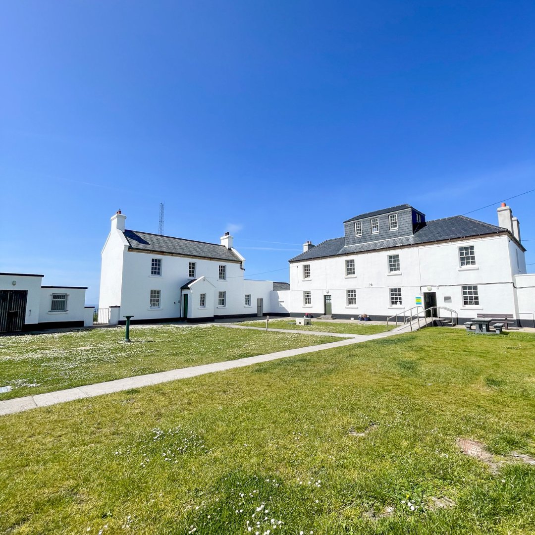 ClareTourism's tweet image. 💛💙 Stay in Comfort in County Clare!

Looking for a unique escape? The Loop Head Lighthouse Attendant’s Cottage offers an unforgettable stay on the edge of Ireland's Atlantic coast. 🌊✨

Plan your West Clare getaway today!
🔗 visitclare.ie

#VisitClare #SundayStay