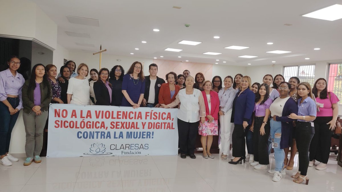 Expositoras y Asistentes al Conversatorio sobre Violencia Digital, realizado el 25/11/24