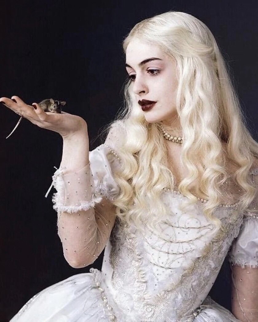 TheCinesthetic's tweet photo. anne hathaway as the white queen in alice in wonderland (2010) https://t.co/lteWLqlBG3