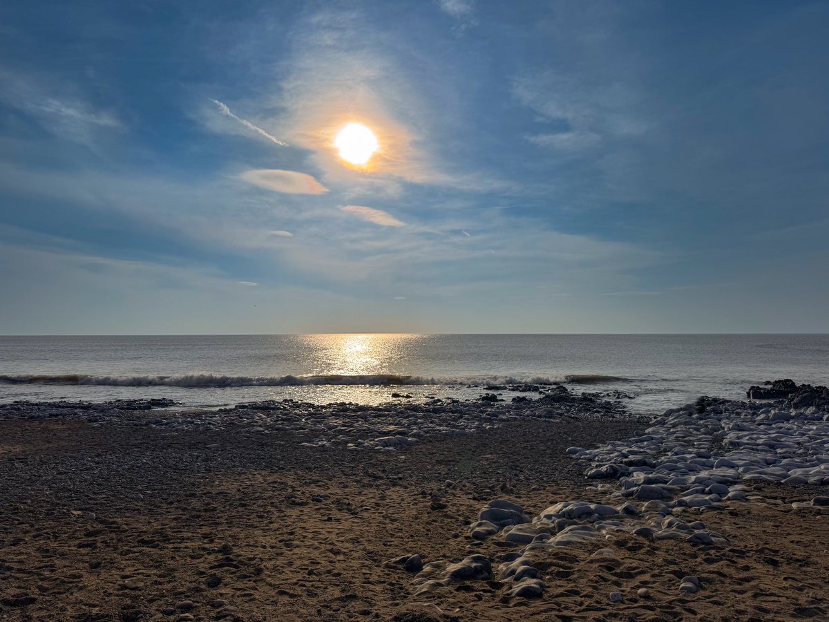 Sunshine at Ogmore-by-Sea ☀️ <a href="/ThePhotoHour/">#ThePhotoHour</a> <a href="/S4Ctywydd/">S4C Tywydd</a>