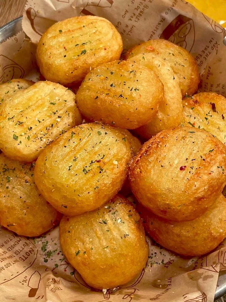 eatsimple_x's tweet photo. Resep Simple Potato Pillow 🥔🍟🥫

Bahan-Bahan: 

• 500 gram kentang, kupas dan kukus
• 3 sdm tepung maizena
• 2 sdm keju parut (opsional, untuk rasa lebih gurih)
• 1 butir kuning telur
• 1/2 sdt garam
• 1/4 sdt merica bubuk
• 1/4 sdt kaldu bubuk 
• Bubuk rempah lainnya seperti bubuk bawang putih, bubuk paprika, dll (opsional sesuai selera)
• Minyak goreng secukupnya

Pict: Pinterest
Thanks 𝕏 #eatsimple