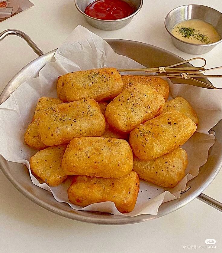 eatsimple_x's tweet photo. Resep Simple Potato Pillow 🥔🍟🥫

Bahan-Bahan: 

• 500 gram kentang, kupas dan kukus
• 3 sdm tepung maizena
• 2 sdm keju parut (opsional, untuk rasa lebih gurih)
• 1 butir kuning telur
• 1/2 sdt garam
• 1/4 sdt merica bubuk
• 1/4 sdt kaldu bubuk 
• Bubuk rempah lainnya seperti bubuk bawang putih, bubuk paprika, dll (opsional sesuai selera)
• Minyak goreng secukupnya

Pict: Pinterest
Thanks 𝕏 #eatsimple