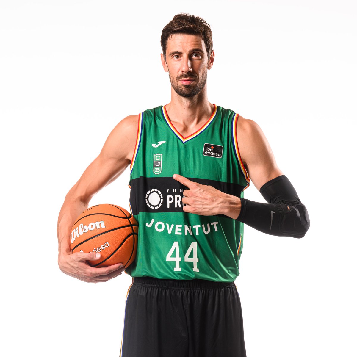 🟢⚫ ANTE TOMIC es puro Joventut.

¿Debería la Penya retirar el dorsal n°44 cuando el croata se retire?

🔁 SI 

❤️ NO

Yo soy de los que piensa que sí. Pero sin dudarlo además.