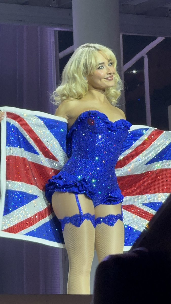 SCdailyupdates's tweet image. Sabrina Carpenters bodysuit reveal tonight at #LondonShortnSweet!