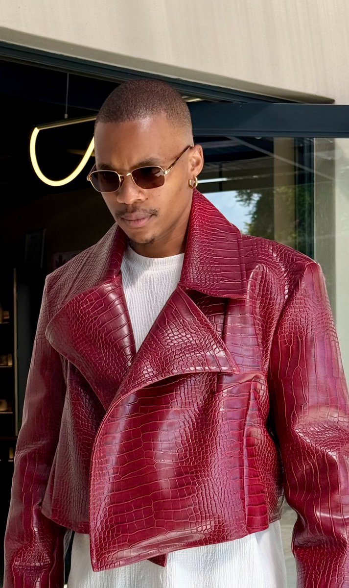 gomolemon_'s tweet image. Waiting for Winter so I can wear the trench version of this leather number 🙇🏽‍♂️