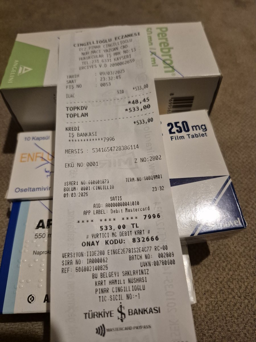 Yakınımı acile götürdüm ve doktor bu ilaçları yazdı. Kendisinin SGK'sı var ve 4 kutu ilaç için ödediğim farka bakın 553 tl.
Nöbetçi eczanede de sıra beklerken Suriyeliler ise poşet poşet ilaca tek kuruş vermeden ilaçlarını alıp mutlu bir şekilde gittiler. 🤬