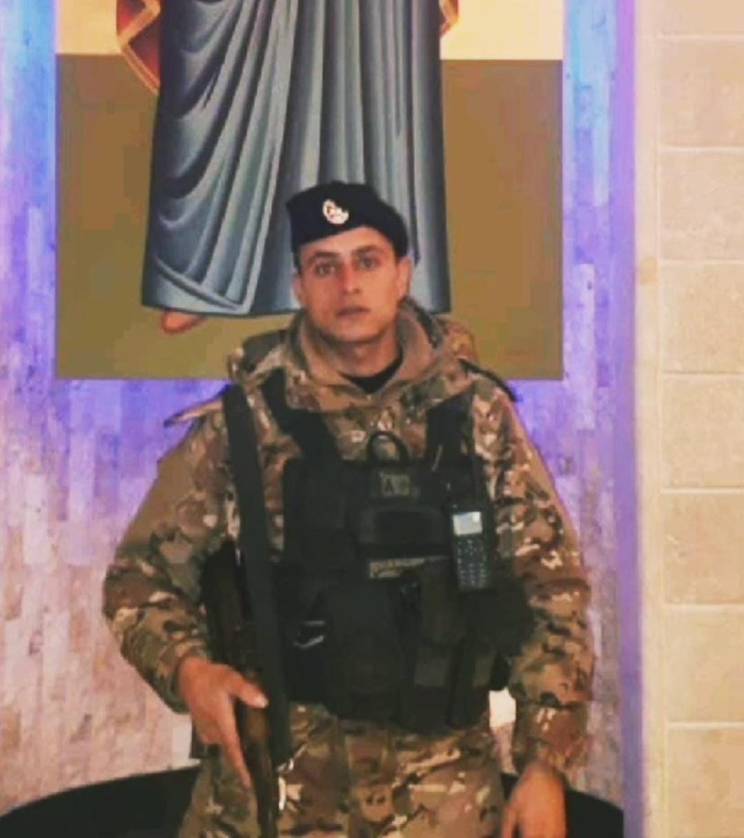 *♦️بعد كشف الادلة الجنائية على جثمان العريف في الجيش اللبناني سميح درويش الذي استشهد اليوم في بلدة كفركلا تبين انه مصاب برصاصة قناص في كتفه واستقرت في الرئة ولم تكن الوفاة ناجمة عن نوبة قلبية كما تردد*