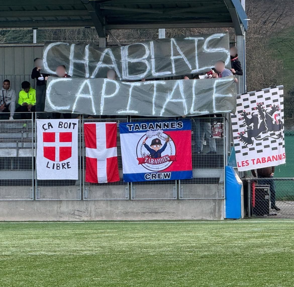 𝙇𝙚𝙨 𝙏𝙖𝙗𝙖𝙣𝙣𝙚́𝙨, supporters du Thonon Evian Grand Genève FC, ont enflammé le Derby Savoyard face à Chambéry en National 3 ! 🔥

Thonon s’impose 3-2 après un match intense et grimpe à la 5e place du groupe I ! 🔺

Chambéry demeure en position de relégable.