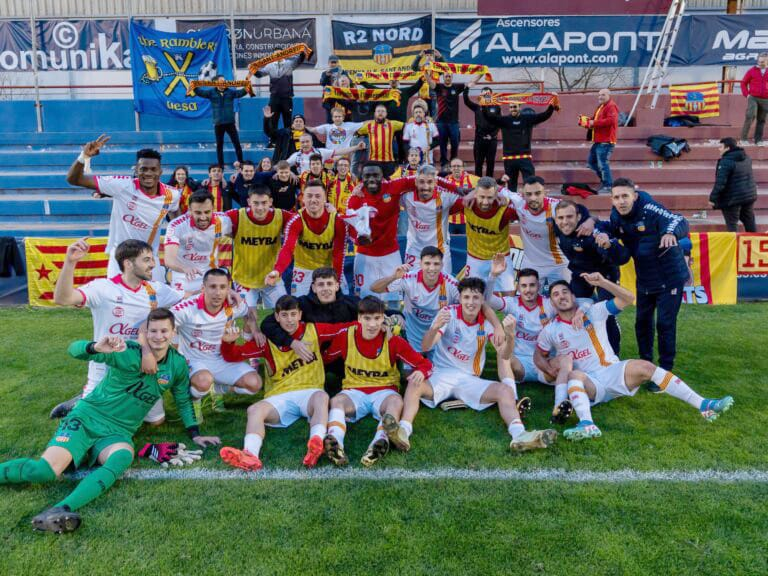 CatGrada's tweet photo. Els jugadors del Sant Andreu amb la seva afició desplaçada al camp de l'Alzira. 9/03/25. https://t.co/6tOxfdYpEU