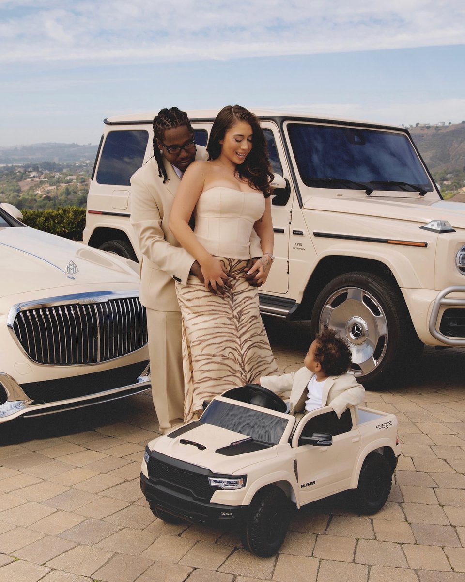 1BENNY7G's tweet photo. don toliver and his family. 🤩 https://t.co/DVZ2KzC1ks