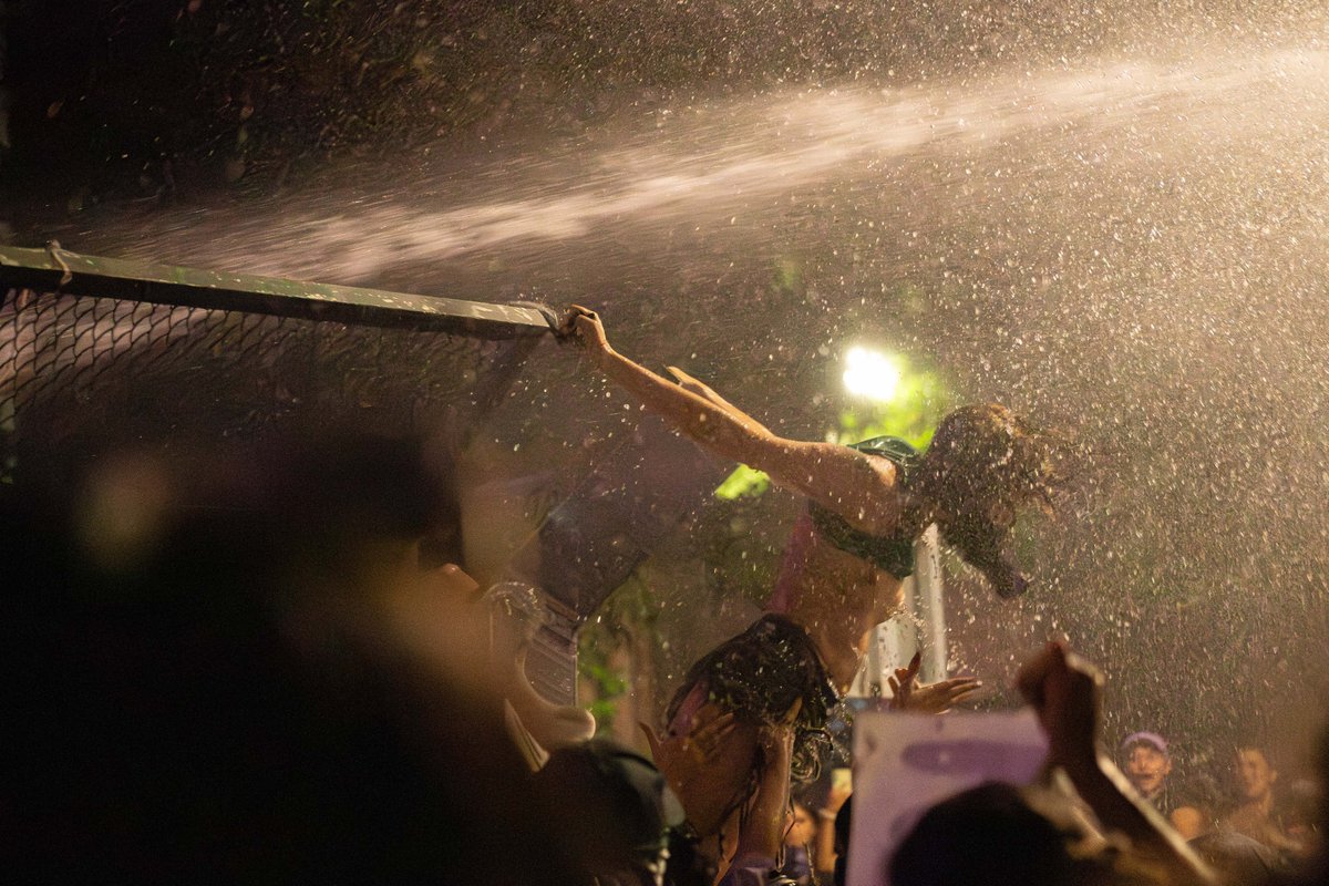 Nefelibata4ever's tweet photo. Crónica visual de otra manifestación de mujeres reprimida por el Estado. Aquí no se olvida.  #Periodismo #Fotoperiodismo #8M #YucatánFeminicida #Yucatán https://t.co/RMufCbXPCG