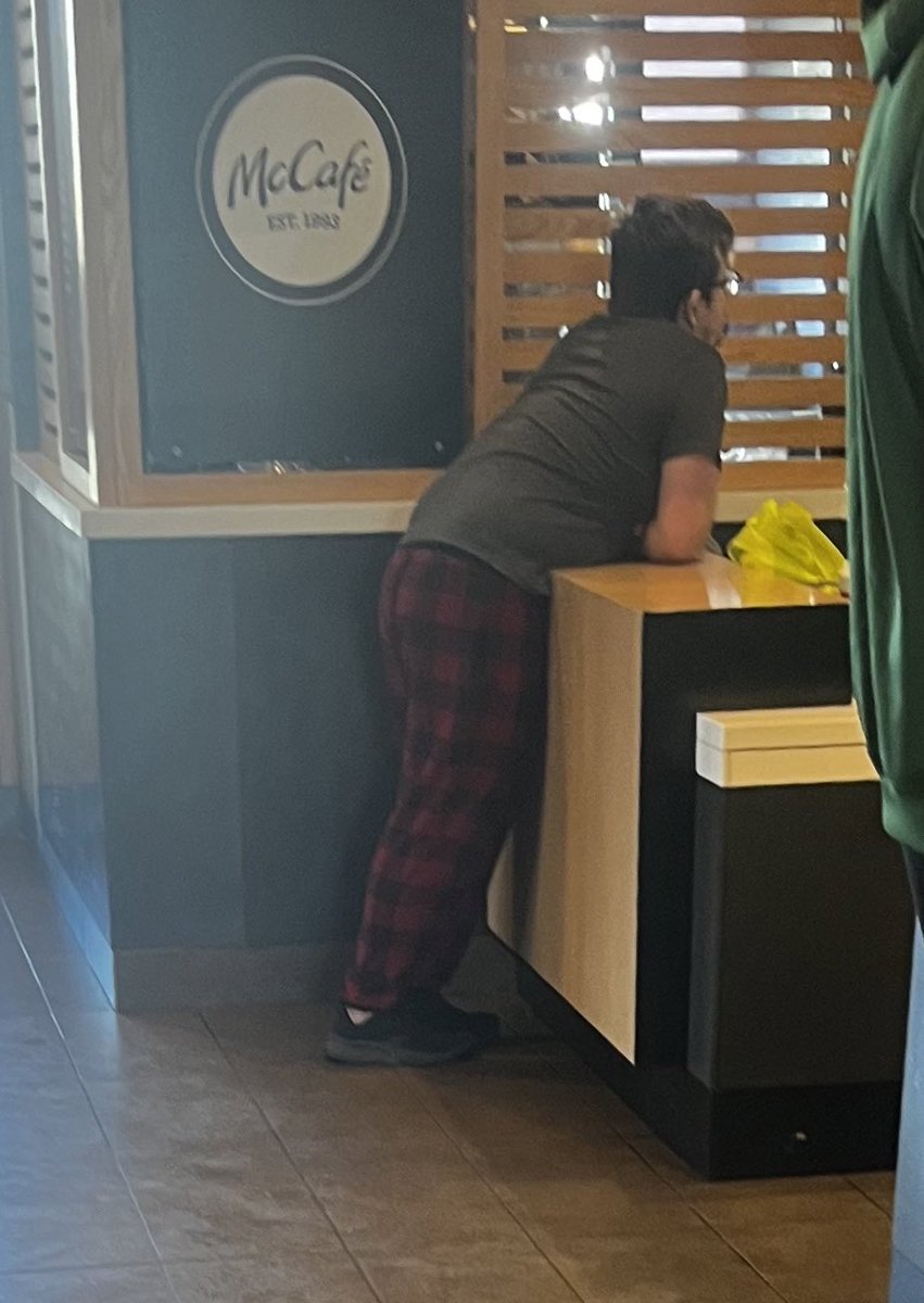 Yinzerpaloozast's tweet photo. Average West Virginian #shrink #whatthefuckisthat https://t.co/lL7E4D3vYt