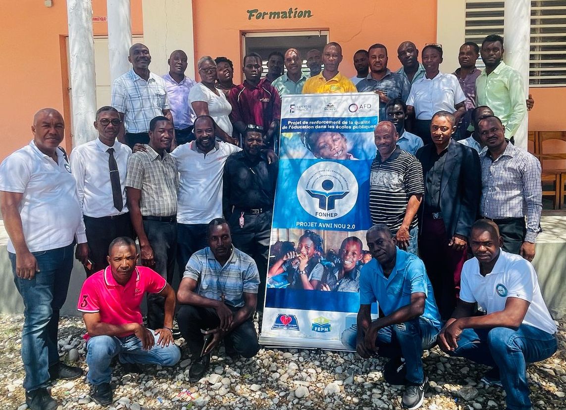 Les encadrant·e·s pédagogiques de la FONHEP et les CP des EFACAP du Bas Plateau  coaniment une formation sur l’approche par compétences pour les enseignant·e·s du deuxième cycle du fondamental dans le cadre du projet Avni Nou 2.0, à l’EFACAP de Mirebalais, du 4 au 7 mars 2025.