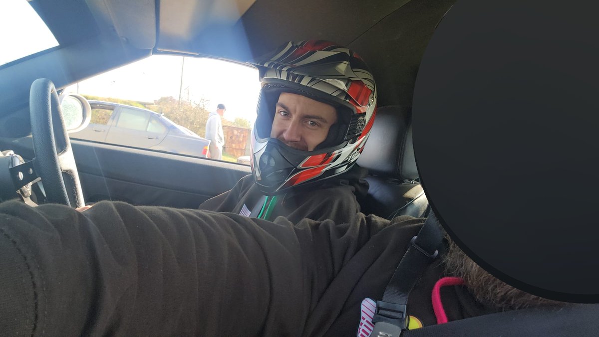 ForzaPixel's tweet image. First time on the track starting to move from sim drifting to drifting a real car and I'm loving it #drifting #grassroot #bmwz4 #bmw