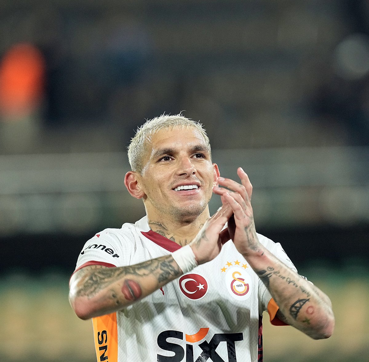 Lucas Torreira #LT14 (@ltorreira34) on Twitter photo Todo es posible con esta camiseta 💛❤️
Debemos seguir luchando como hermanos 💪🏻⚽️
Vamos Familia <a href="/GalatasaraySK/">Galatasaray SK</a> Todo es posible con esta camiseta 💛❤️
Debemos seguir luchando como hermanos 💪🏻⚽️
Vamos Familia <a href="/GalatasaraySK/">Galatasaray SK</a>