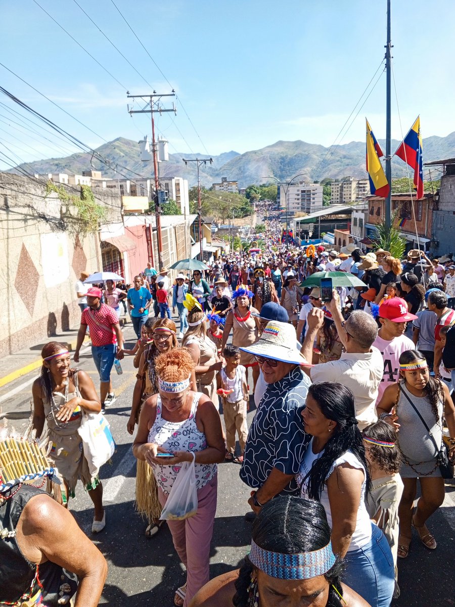 leomarbandes's tweet photo. Hoy las calles de ntro Ocumare de Tuy se desbordaron de fé en su 84 aniversario de la peregrinación de la escolta de los indios Coromotanos actividad religiosa que se realiza el primer domingo de cuaresma
Renovando la fé ante la Virgen de Coromoto
#indioscoromotanos
#soyocumareño https://t.co/UAYP19832R