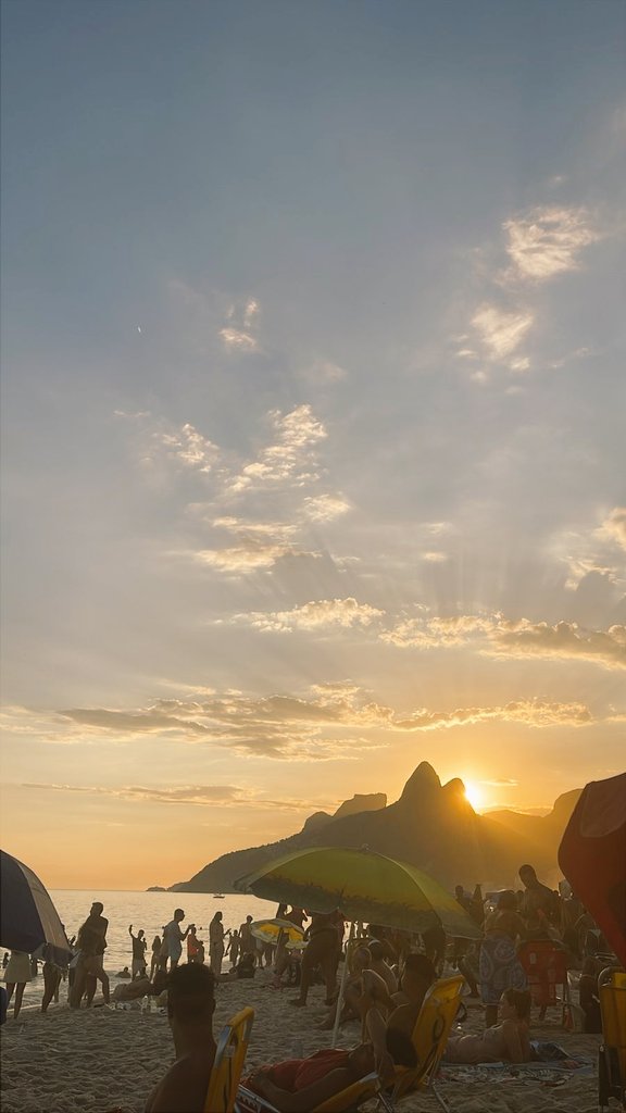 Bem parado nesse Domingo bobo😅😉