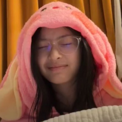 hanni 🏎️🏁 (@hannihourly) on Twitter photo 