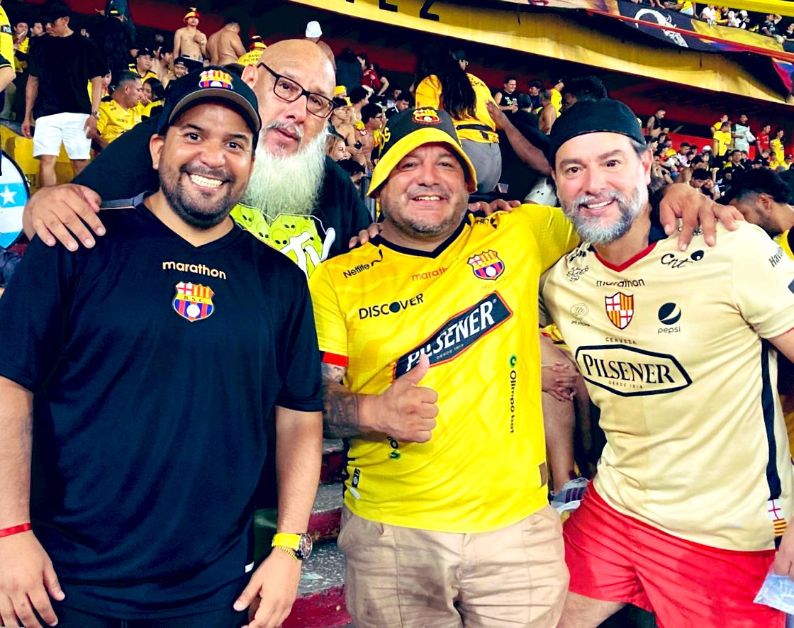 CXPERA (@charlespear) on Twitter photo Gran foto con grandes amigos de la antigua y actual <a href="/SurOscura_EC/">Sur Oscura Leal</a> <a href="/CainElizalde1/">SUR OSCURA</a> , <a href="/DanT2do/">DanT2do </a> <a href="/ViejaGuardiaSO/">ViejaGuardiaSO</a> #ElGranPapo #MásUnidosQueNúnca , el miércoles a dejar la vida por los colores , #Arrecho <a href="/BarcelonaSC/">BARCELONA S.C.</a> 💪💛 Gran foto con grandes amigos de la antigua y actual <a href="/SurOscura_EC/">Sur Oscura Leal</a> <a href="/CainElizalde1/">SUR OSCURA</a> , <a href="/DanT2do/">DanT2do </a> <a href="/ViejaGuardiaSO/">ViejaGuardiaSO</a> #ElGranPapo #MásUnidosQueNúnca , el miércoles a dejar la vida por los colores , #Arrecho <a href="/BarcelonaSC/">BARCELONA S.C.</a> 💪💛