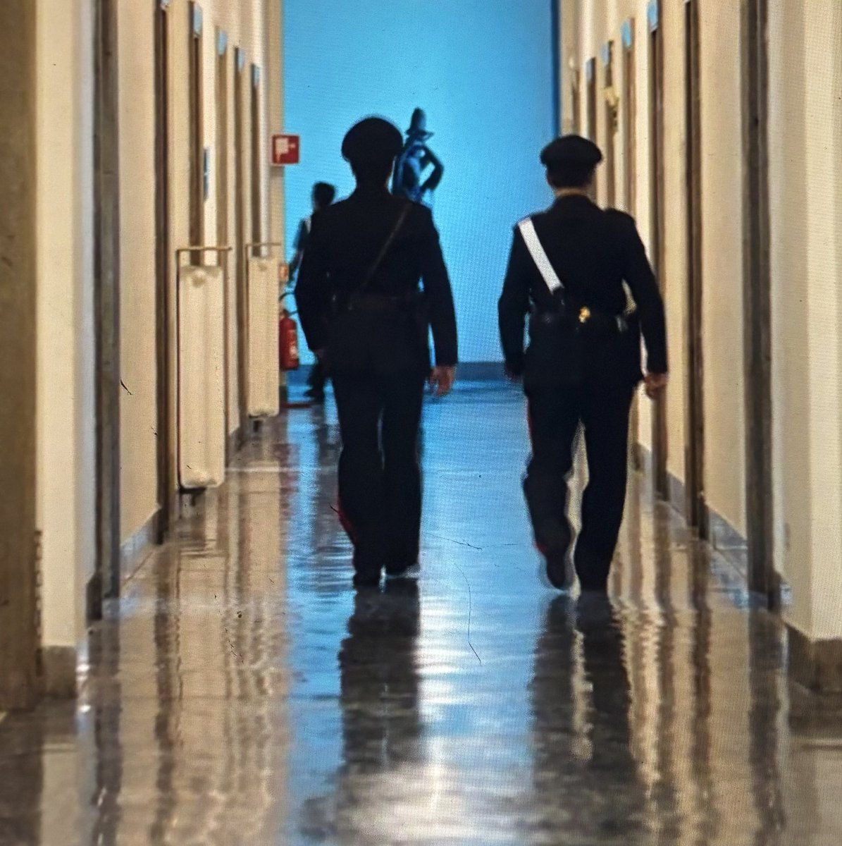 fergusnparrilla's tweet photo. “non mi dici anche tu che sei orgogliosa” 
“lo sai già” 
“e allora dimmi qualcosa che non so” 
“eh che mi mancherai” 

ASSISTETEMI STO CROLLANDO 
#LidoDelleSirene https://t.co/JPncJmtEKn