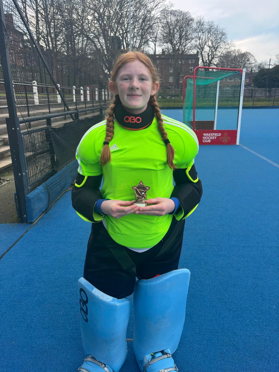 JamesBurrows001's tweet image. Another proud dad day today.  U12s play off, and the moment before, she gathers her thoughts and faces the 1st shuffle.  Keeper ready, pads up and off we go. The heroics, composure,  confidence. Team player of match finishing 3rd overall today. Final pic with league runner-up🏆