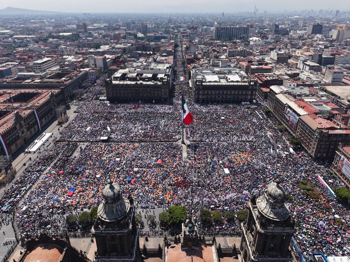 La presidenta <a href="/Claudiashein/">Claudia Sheinbaum Pardo</a> encabeza asamblea informativa en el Zócalo; afirma que prevaleció el diálogo entre México y Estados Unidos.

"Somos naciones en igualdad. Siempre pondremos por encima de todo el respeto a nuestra bendita nación.”

📸: bit.ly/41ApjgT