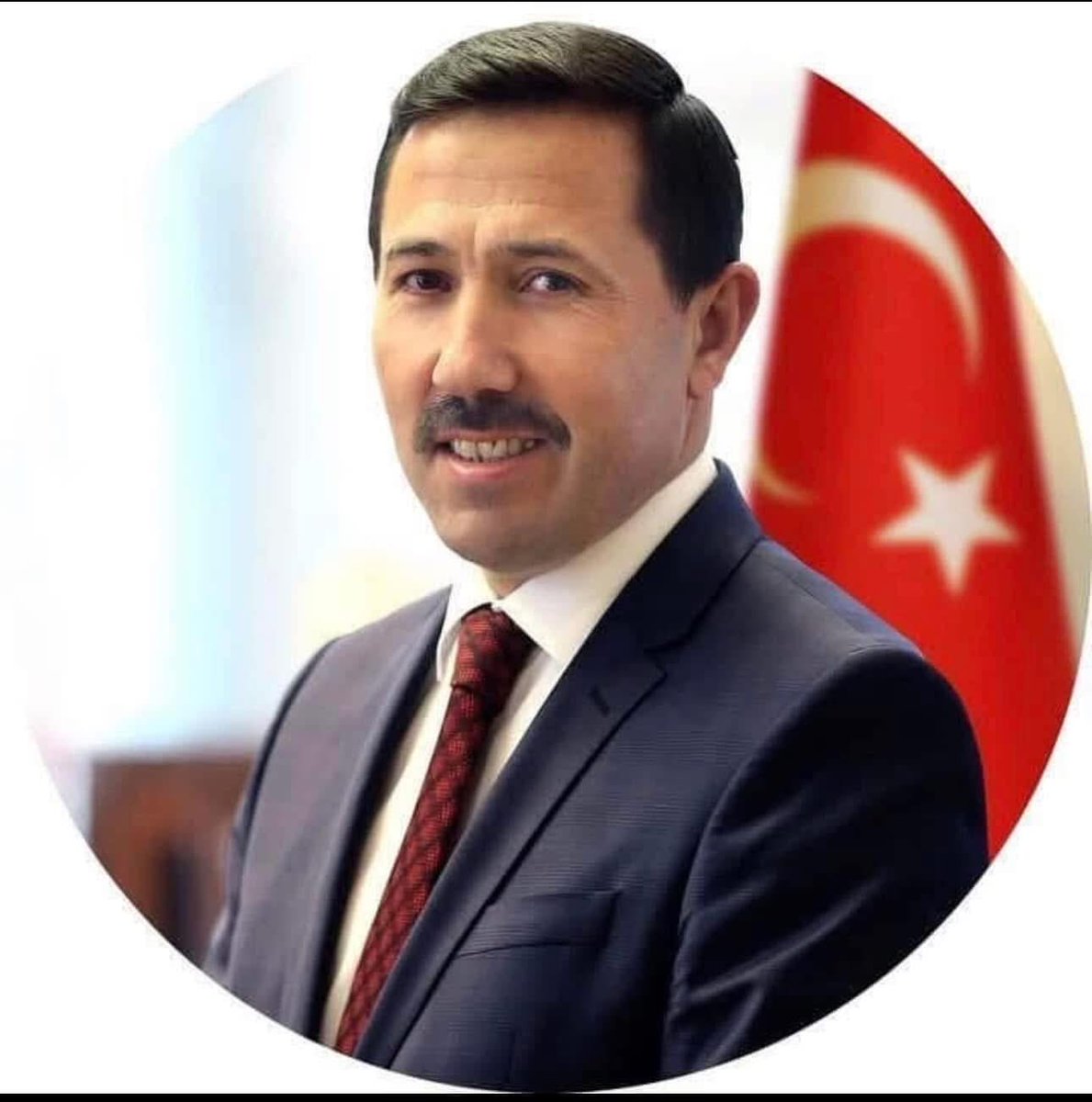 Gelişmeleri seyrederek tavrı dizayn etmek vefasızlıktır.
Şimdi vefa zamanı.
Konyalı'nın Başkandan çok abisi kardeşi gibi gördüğü,gecesini gündüzünü hizmete adamış değerli bir adamı etekli hesaplardan paylaşım yapan kimliksizlere <a href="/hkilca/">Hasan KILCA</a>’yı yedirmeyiz.! 

#HasanKılcaYalnızDeğildir