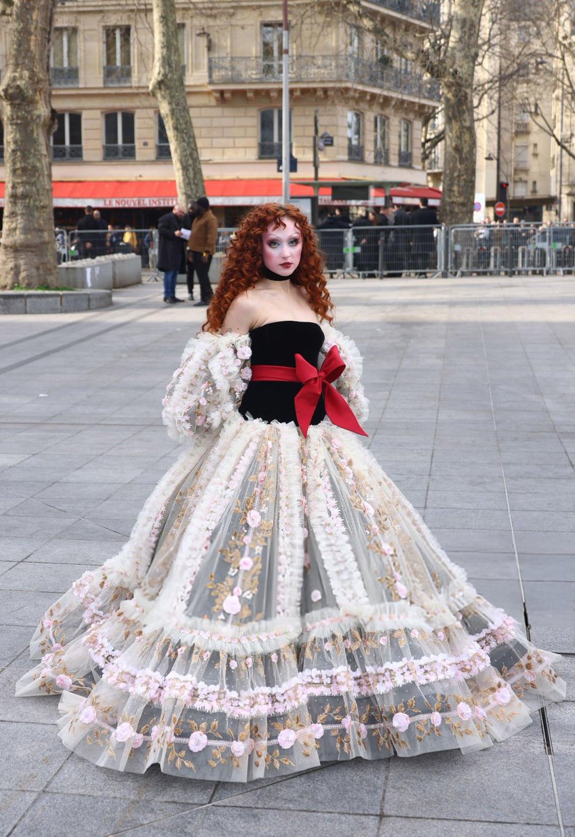 roanfiles's tweet photo. chappell roan was made for this dress https://t.co/jdkHXJOTwG