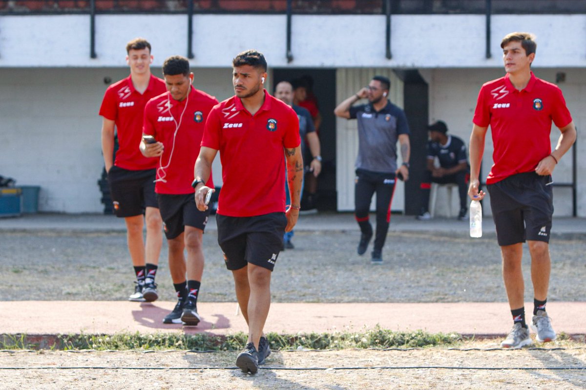 ¡Estamos EN VIVO! 🤪

El <a href="/Caracas_FC/">Caracas Fútbol Club</a> visita al Portuguesa FC en el Estadio General José Antonio Páez.

Acompáñanos junto a @HernanRod y <a href="/PumaRodriguezz/">José Luis Rodríguez</a>.

📻 <a href="/Hot94/">Hot94 🤩</a> y @RQ910_AM
🎧 Canal 985 de Simple
🔗 youtube.com/live/sNT_khBL5…

#CFCRadio