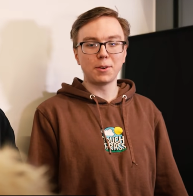 Ryutso's tweet photo. @theScoreesports Can't believe Baus is wearing your Touch Grass hoodie.
https://t.co/VqkWTMOPEY https://t.co/8xZ2AKG59Y