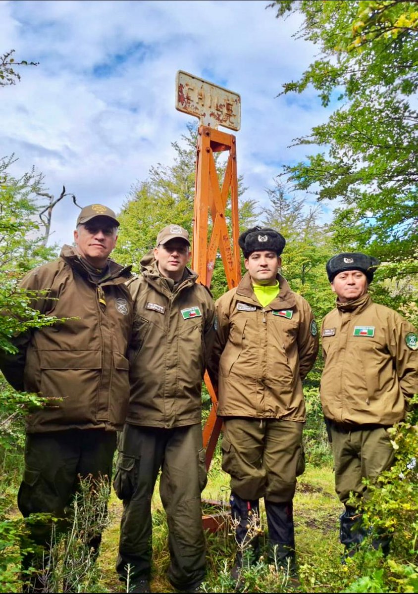 CarabMagallanes's tweet photo. En su visita a la Tenencia #Yendegaia el Jefe de Zona de @CarabMagallanes General Marco Alvarado visitó el hito 24-A que separa la frontera de #Chile y #Argentina, lugar por dónde se encuentra el paso no habilitado #LasTranqueras en una caminata total de 16 Km
#SoberaniaEfectiva https://t.co/Wby2hGJYsQ