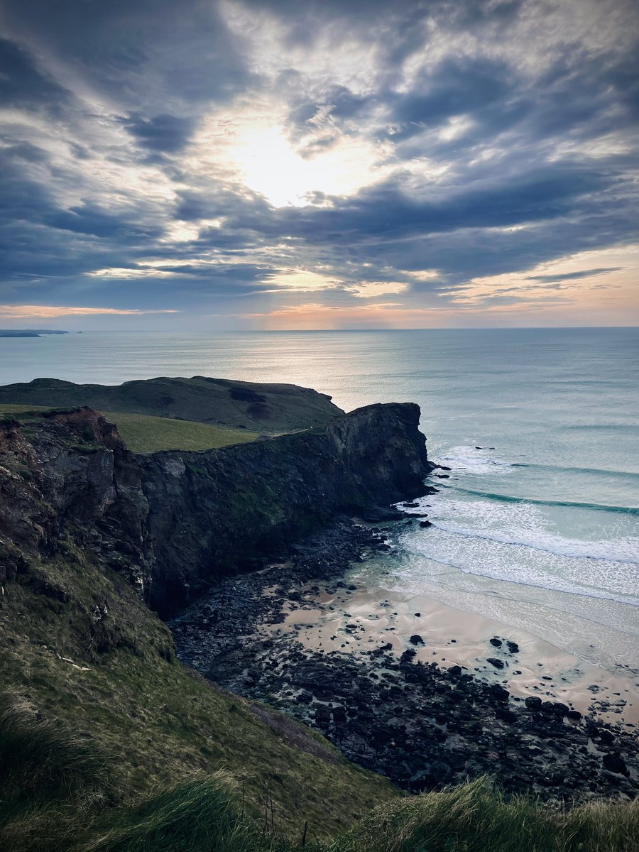 Was planning to walk from home to Watergate Bay and back but the coast path has a way of enticing you to just take a peek around the next corner. It’s always worth it though. Ended up in Mawgan Porth. 17km round trip and it ain’t flat. #sorefeet #swcoastpath