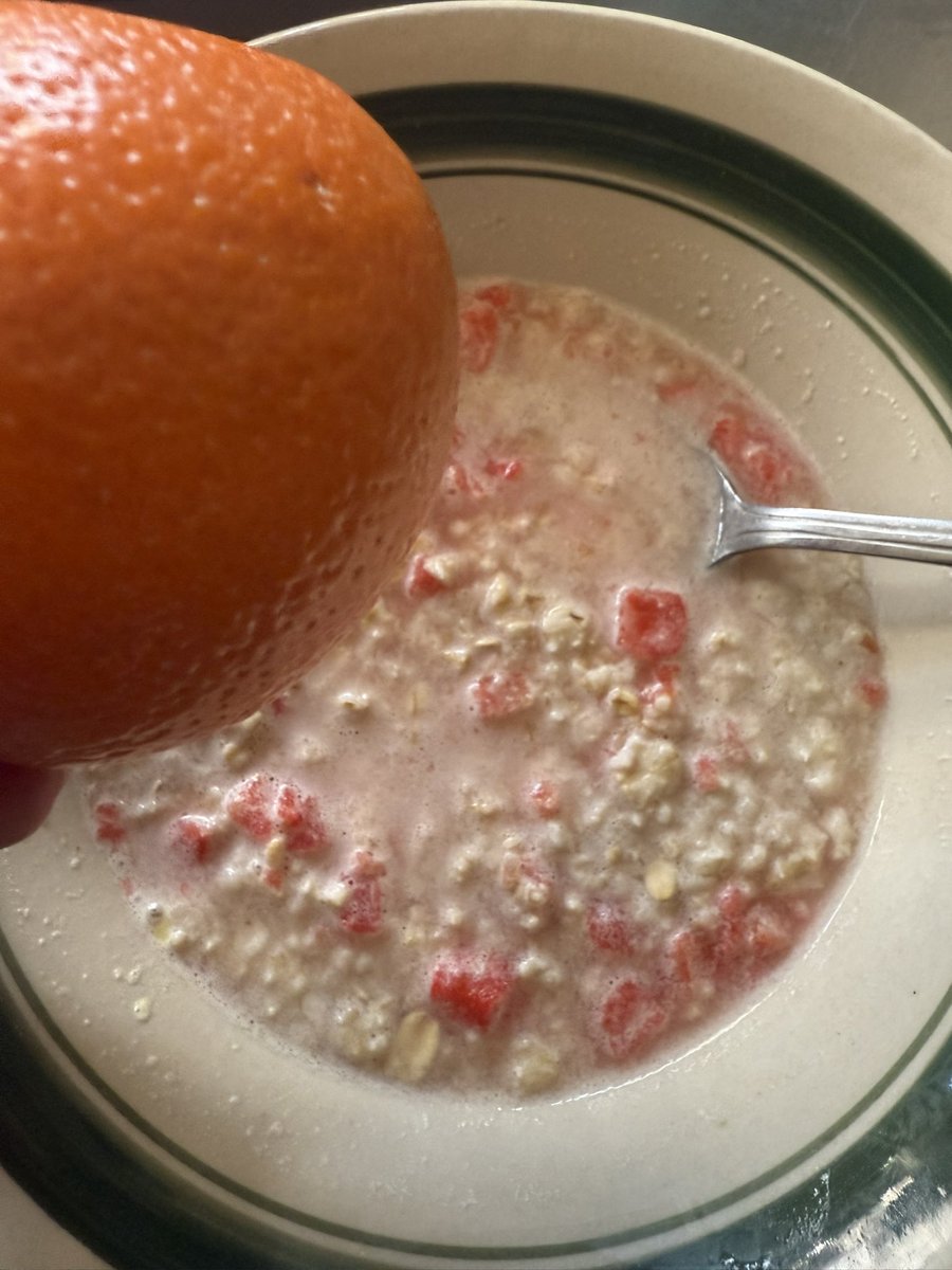 LABornRaised13's tweet photo. Breaking my fast post gym. #fasting #fast #postgymmeal #oatmeal #mandarin https://t.co/r0r04GltKz
