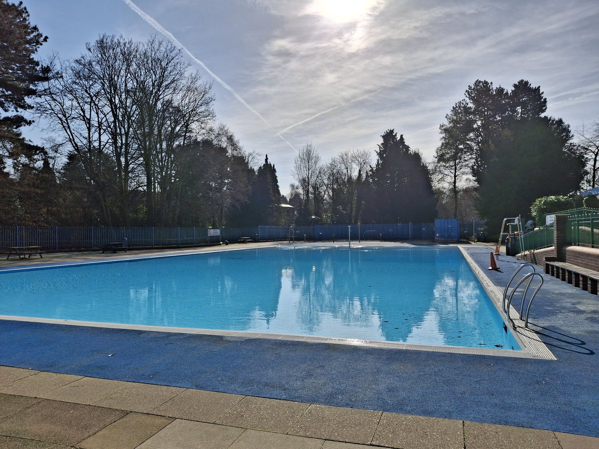 Shush_now's tweet photo. Surrounded by some lovely trees at the lido for cold water swimming this weekend. It was glorious 
#TreeClub https://t.co/JZtL74RU3E