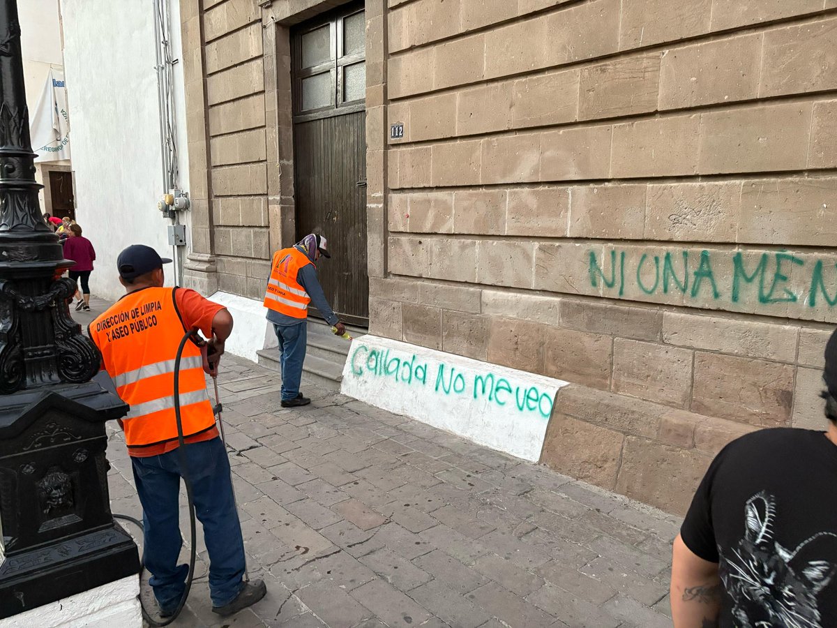 Nuestro equipo de limpia siempre rifado y a la orden. 🫡 💜

#ÉchanosLaMano
#AquíEsIrapuato