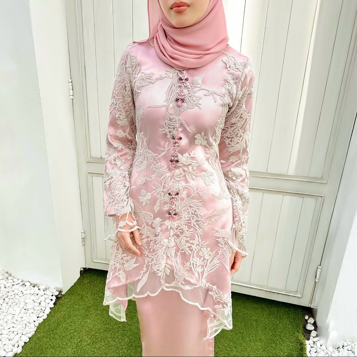 lilymaisarahhh's tweet photo. I sukaaa sangat dengan kurung lace macam ni. Serious cantikk if pakai time Raya kan 🫶🏻🥹✨

Arghh worth every pennyy!! 💕🔥 https://t.co/8MbpGDcf4s