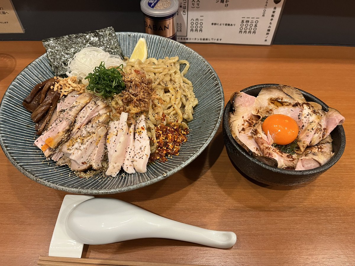 zen_brad's tweet photo. 埼玉県所沢市
自家製手もみ麺 鈴ノ木
まぜそば
チャーシュー丼 https://t.co/yVLnFrukwk