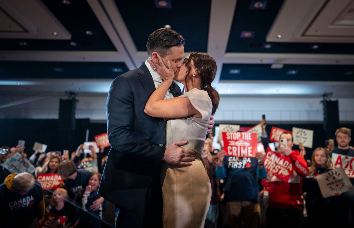 PierrePoilievre's tweet image. A beautiful Sunday afternoon in London with 2,500 common sense Canadians who are ready to bring home our jobs, businesses and the country we love!

Sign if you want to put Canada First: conservative.ca/cpc/canada-fir…