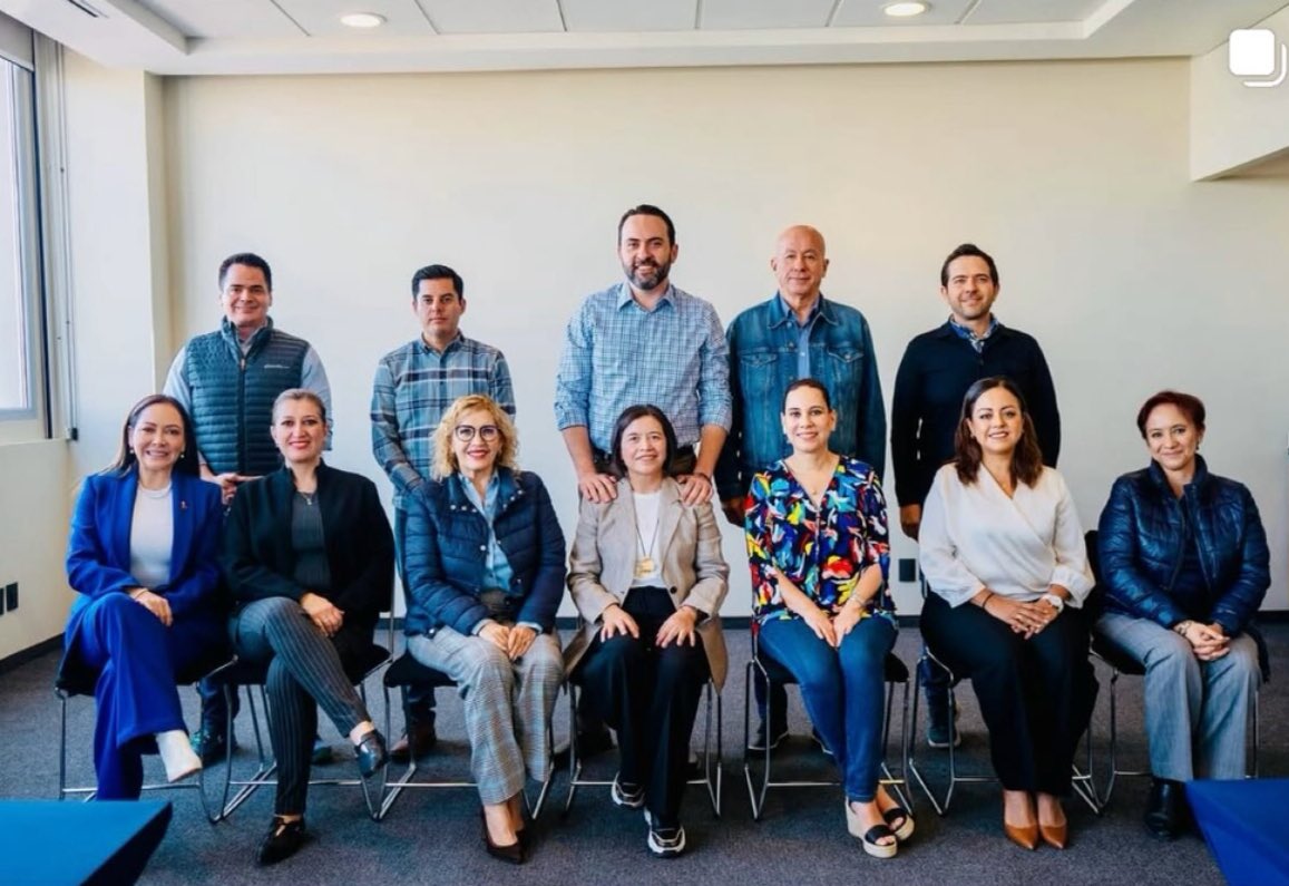 VictorZanella's tweet photo. México es tierra de historia, esfuerzo y valores que nos unen. En el #ConsejoNacionalPAN, reafirmamos nuestro compromiso de cambiar la forma de hacer las cosas y servir con honestidad. Con las pilas bien puestas, seguimos trabajando por la gente, por Guanajuato y por México. 💙🇲🇽 https://t.co/k6BC8EYcSa