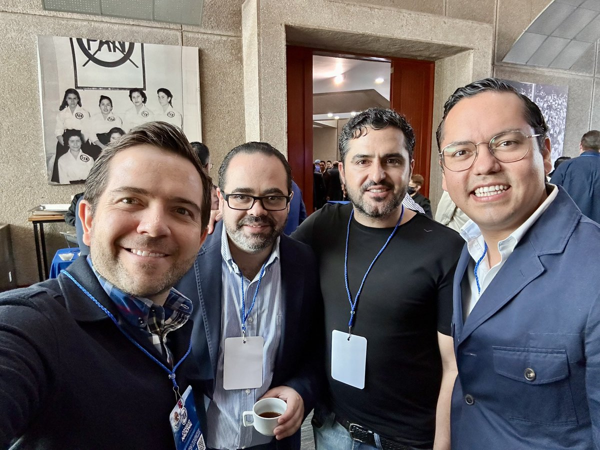 VictorZanella's tweet photo. México es tierra de historia, esfuerzo y valores que nos unen. En el #ConsejoNacionalPAN, reafirmamos nuestro compromiso de cambiar la forma de hacer las cosas y servir con honestidad. Con las pilas bien puestas, seguimos trabajando por la gente, por Guanajuato y por México. 💙🇲🇽 https://t.co/k6BC8EYcSa